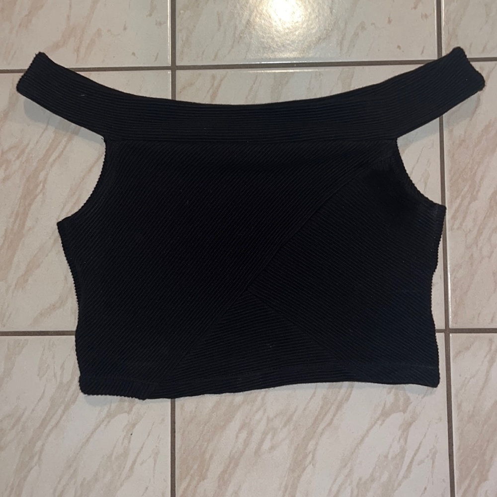 GUESS Black Off The Shoulder Crop Top. Ribbed fabric. Size small.